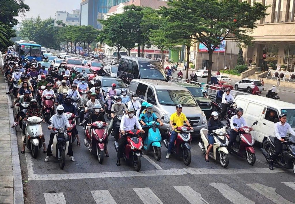 Làn sóng chuyển dịch sang xe điện tại Hà Nội